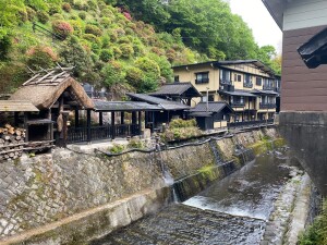 日中　黒川温泉街並2